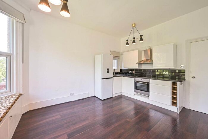 2 Bedroom Flat To Rent In Woodside Park Road, Woodside Park, London, N12