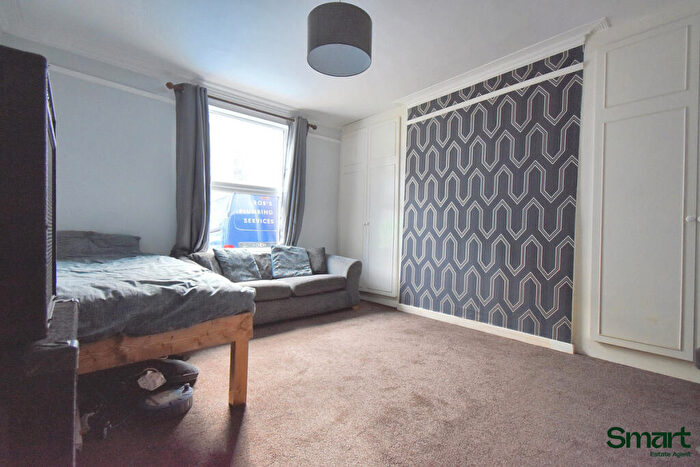 1 Bedroom Flat For Sale In Old Tiverton Road, Exeter, EX4