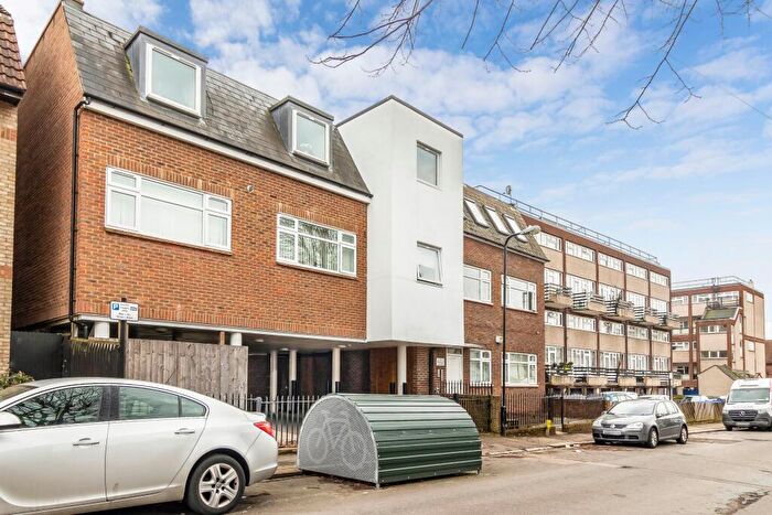 1 Bedroom Flat To Rent In Raglan Court, Walthamstow, London, E17