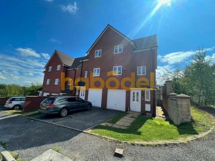 3 Bedroom Semi-Detached House To Rent In Hawshaw Bank, Hoyland, Barnsley, S74