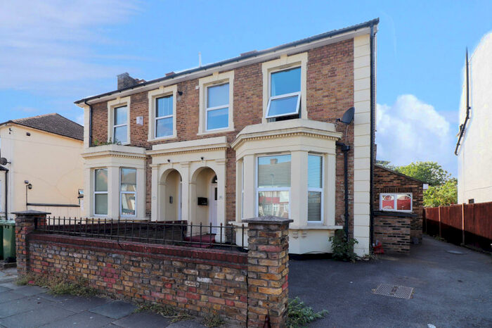 2 Bedroom Flat To Rent In Palace Grove, Bromley, Kent, BR1