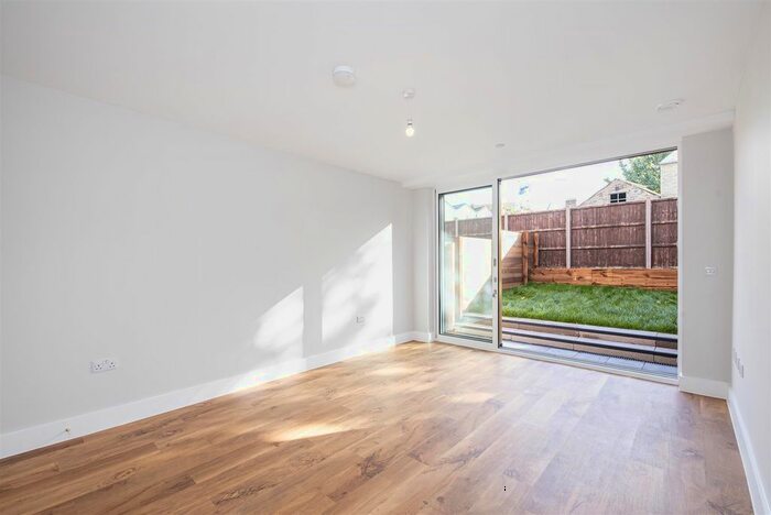 3 Bedroom Town House To Rent In Boston Road, Hanwell, W7