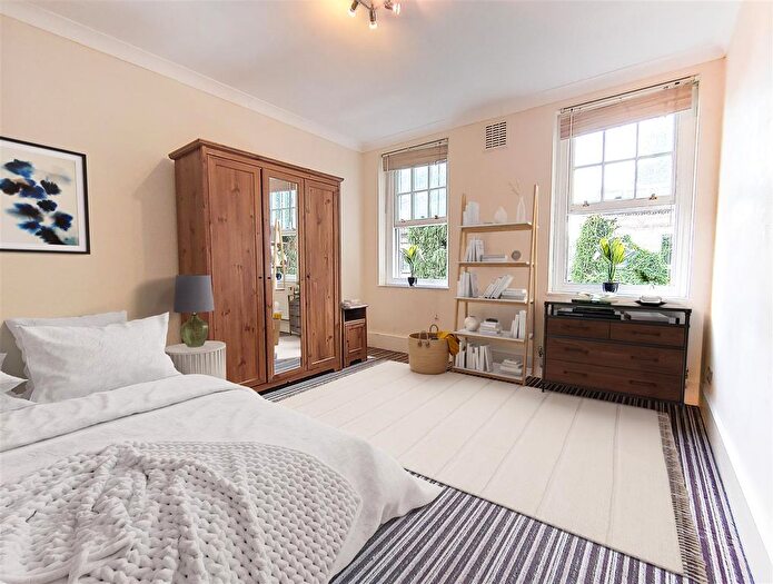2 Bedroom Flat To Rent In Well Walk, Hampstead, NW3