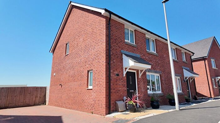 3 Bedroom Semi Detached House For Sale In Barrow Vale, Kingsteignton, TQ12