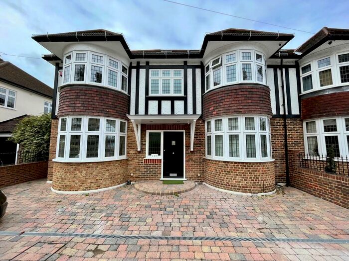 5 Bedroom House To Rent In Hayes Lane, BR2