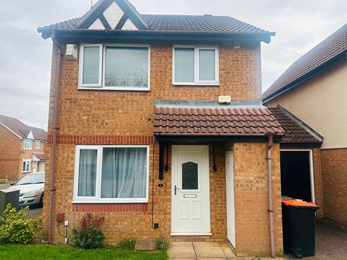 3 Bedroom Semi-Detached House To Rent In Farmbrook, Luton, LU2