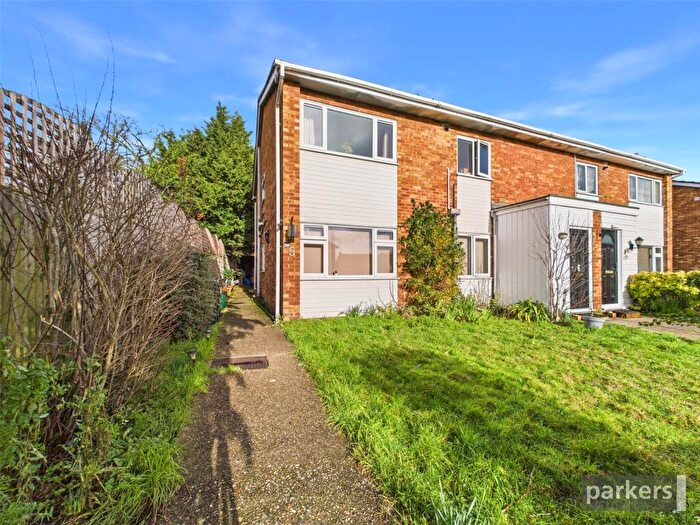 2 Bedroom Maisonette For Sale In Ladbroke Close, Woodley, Reading, Berkshire, RG5