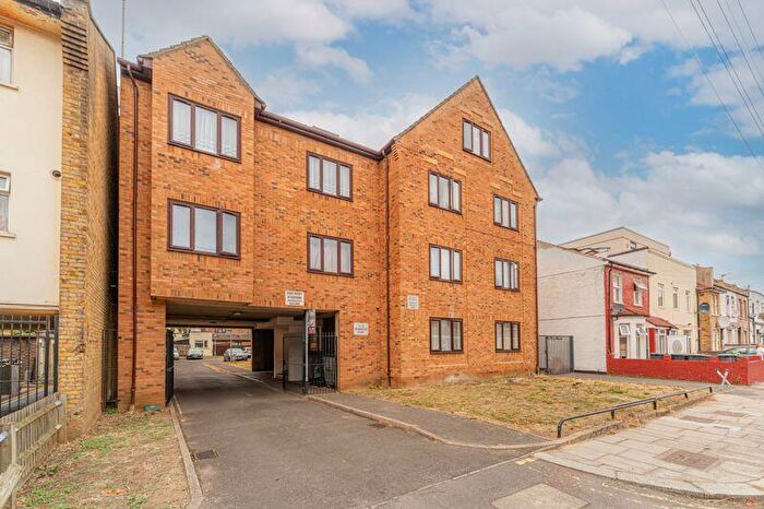 1 Bedroom Apartment For Sale In Beaminster Road, N15