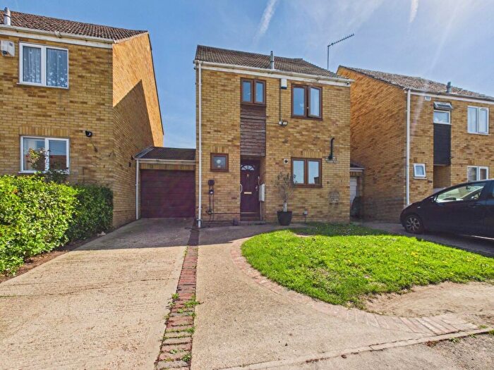 3 Bedroom Detached House For Sale In Rochfords Gardens, Slough, Berkshire, SL2