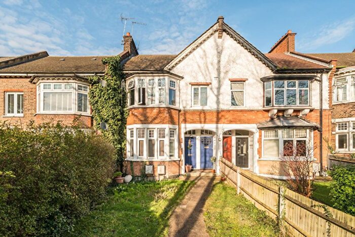 3 Bedroom Flat To Rent In Leigham Court Road, Streatham, SW16