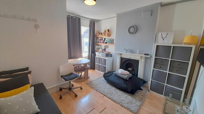 1 Bedroom Maisonette To Rent In Garratt Lane, Wandsworth, London, SW17