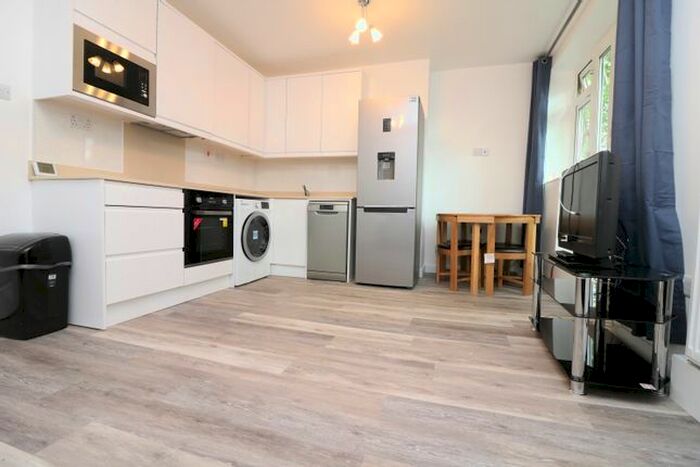 3 Bedroom Maisonette To Rent In Seven Sisters Road, London, N7
