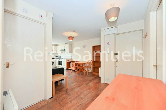 3 Bedroom Flat To Rent In Ambassador Square, Docklands, Isle Of Dogs, E14