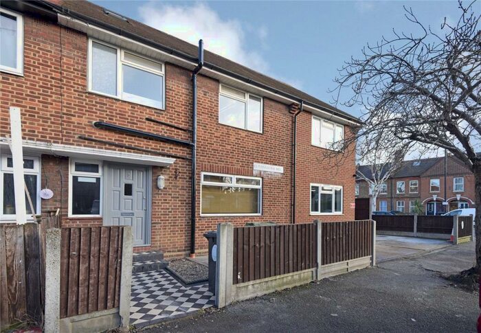 Flat To Rent In Elphinstone Road, London, E17