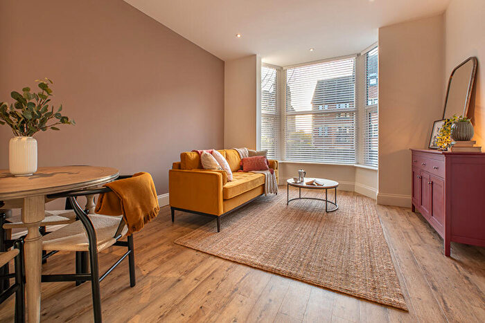 1 Bedroom Apartment To Rent In Flat - Kirkstall Lane, Kirkstall, Headingley, Leeds, LS6