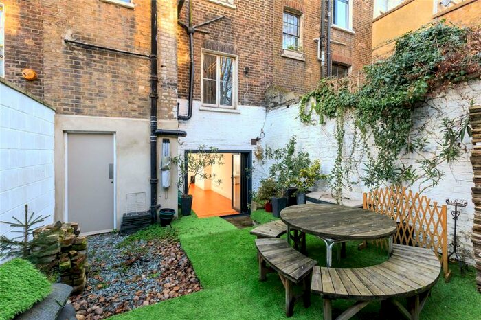 Flat To Rent In Caledonian Road, Islington, London, N1