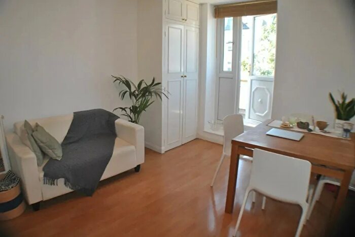 1 Bedroom Flat To Rent In Pinehurst Court, Notting Hill Gate, London, W11