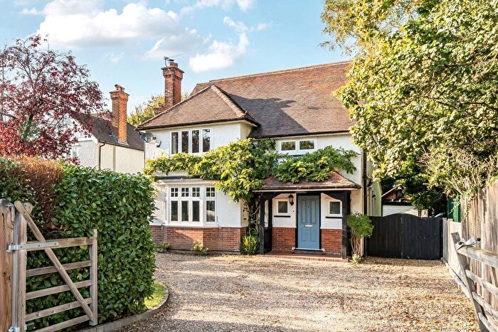 4 Bedroom Detached House For Sale In Sugden Road, Thames Ditton, KT7