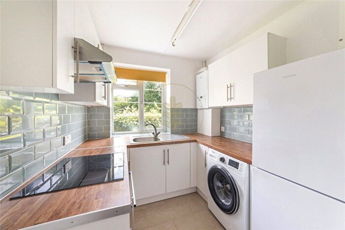 2 Bedroom Flat To Rent In Beech Lawns, London, N12