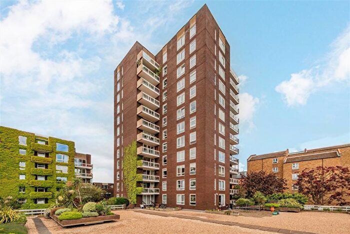 2 Bedroom Flat For Sale In Holyport Road, Fulham, SW6