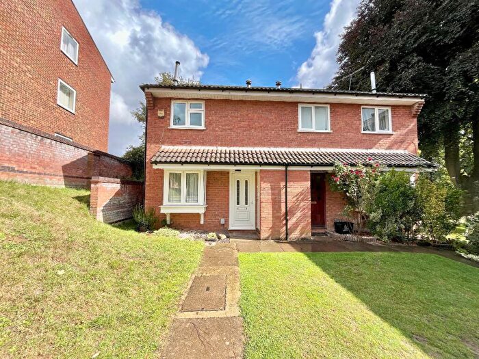 1 Bedroom Terraced House For Sale In Moorland Gardens, Luton, LU2