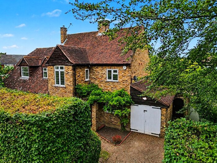4 Bedroom Detached House For Sale In Walton Park, Walton-On-Thames, KT12