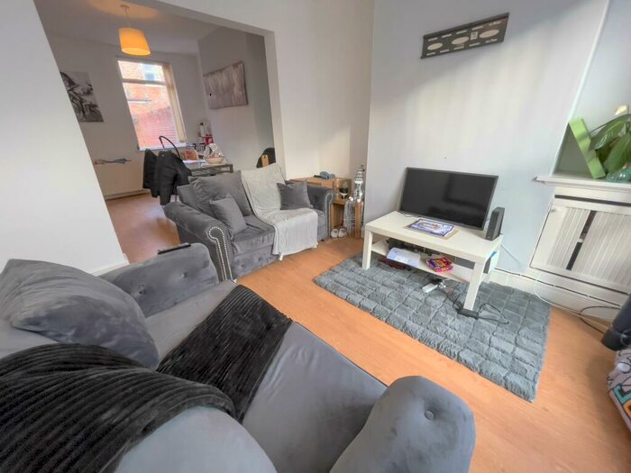 2 Bedroom House To Rent In Cedar Grove, L8