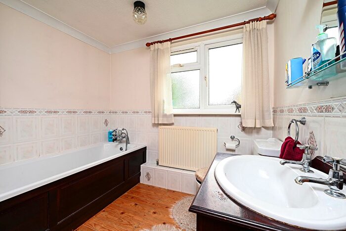 4 Bedroom Detached House For Sale In The Oaks, Vicarage Road, Blackwater, GU17