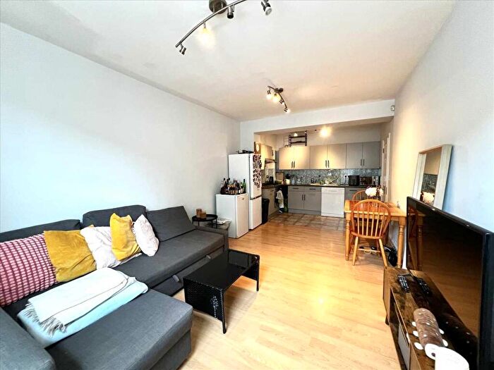 3 Bedroom Apartment To Rent In Tyneham Road, SW11