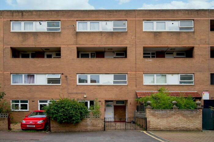 3 Bedroom Maisonette To Rent In Roman Road, Bethnal Green, E2