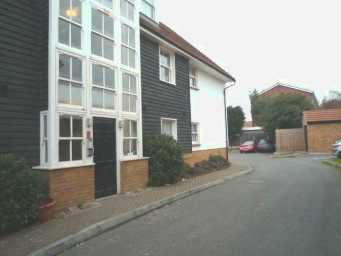 2 Bedroom Flat To Rent In Weir Pond Road, Rochford, Essex, SS4