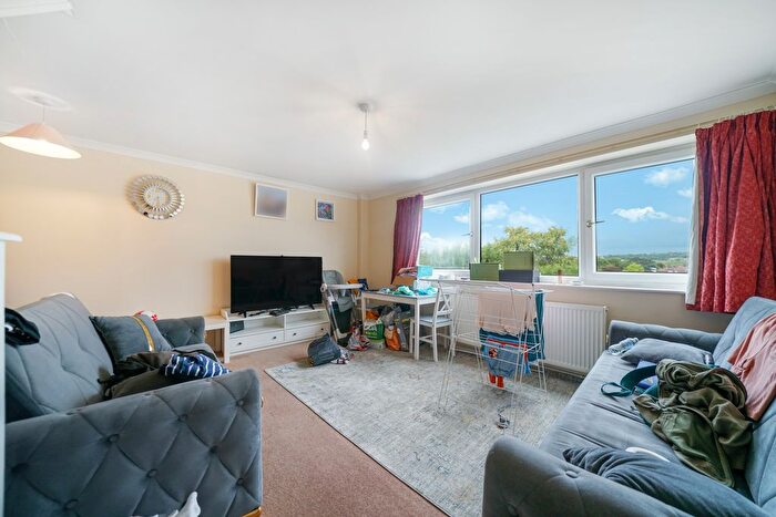 2 Bedroom Flat To Rent In Kintyre Close, London, SW16