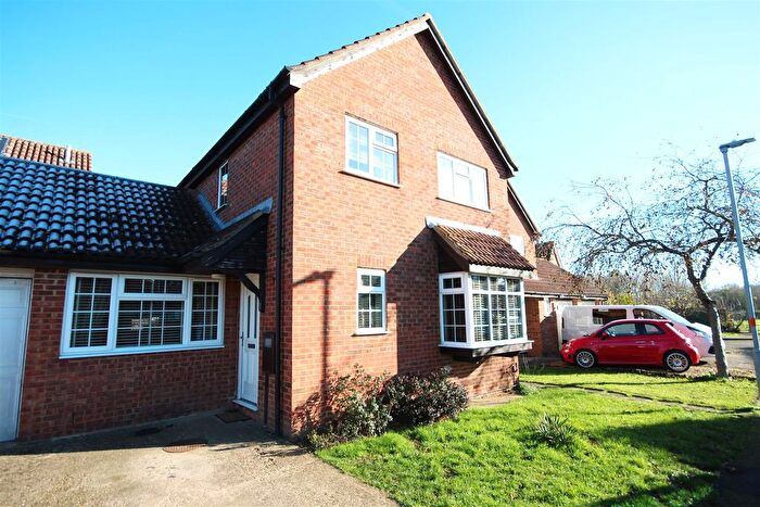 4 Bedroom Link Detached House To Rent In Deacon Close, Rushden, NN10