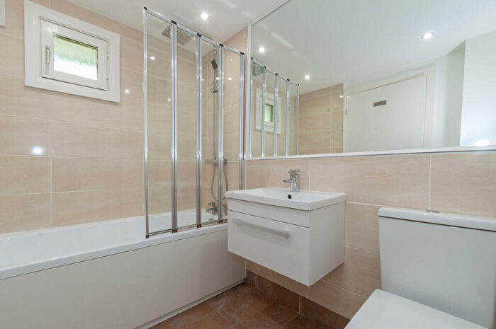 2 Bedroom Apartment To Rent In North Crescent, LS2