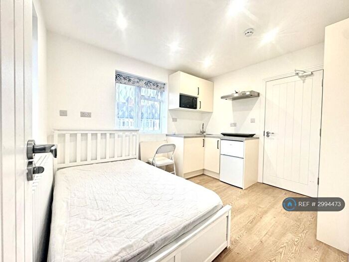 Studio To Rent In Beaulieu Drive, Pinner, HA5