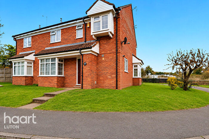 2 Bedroom End Of Terrace House For Sale In Kelling Close, Luton, LU2