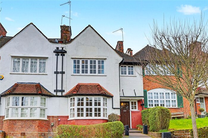 3 Bedroom Terraced House For Sale In St. James Lane, London, N10