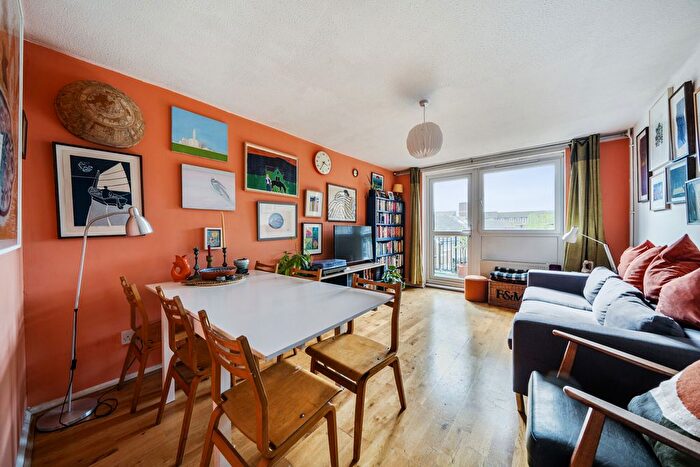 3 Bedroom Maisonette For Sale In Stanswood Gardens, London, SE5