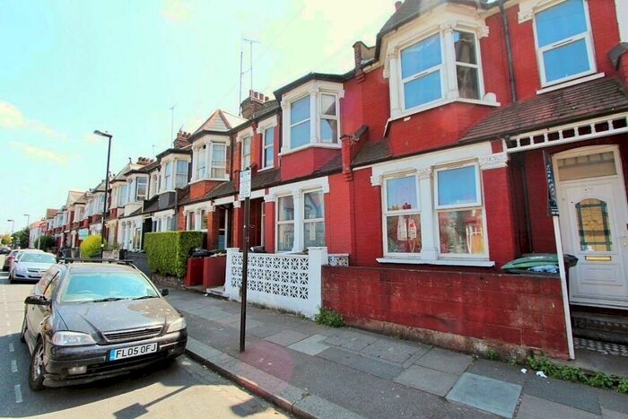 Flat To Rent In Dowsett Road, Tottenham, London, N17