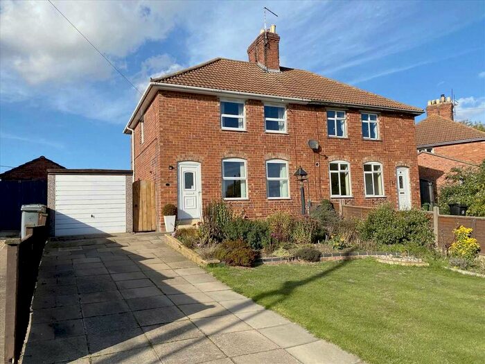 3 Bedroom Semi-Detached House For Sale In West View, Ancaster, Grantham, NG32