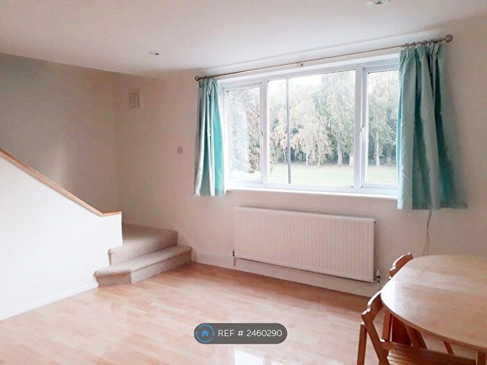 2 Bedroom Maisonette To Rent In Heathwood Court, London, SW12