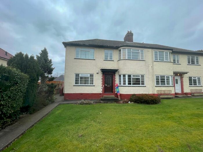 2 Bedroom Flat To Rent In Redesdale Gardens, Leeds, Uk, LS16