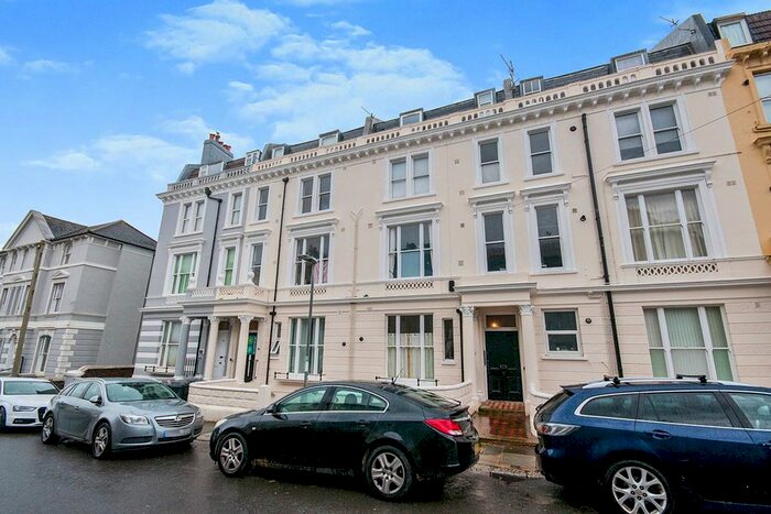 2 Bedroom Flat To Rent In West Hill Road, St. Leonards-On-Sea, East Sussex, TN38