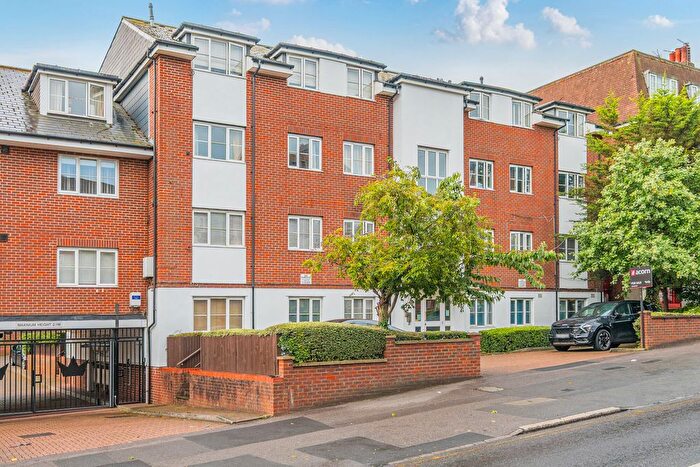 2 Bedroom Flat For Sale In Crown Dale, London, SE19