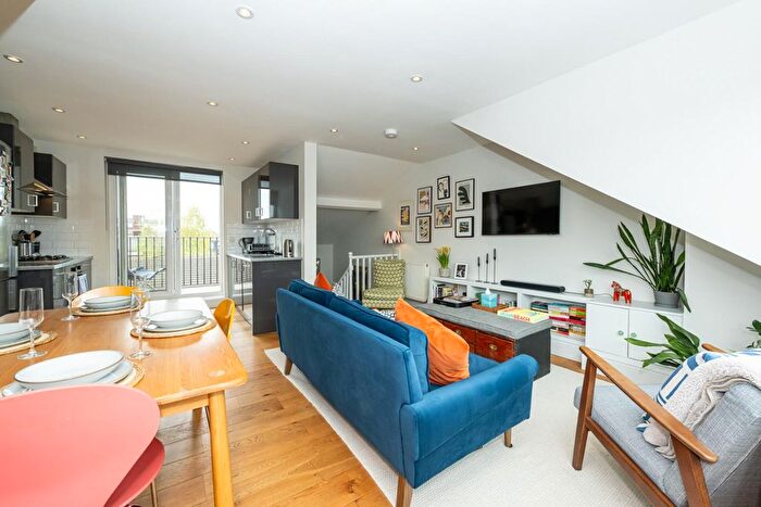 2 Bedroom Flat To Rent In Adelaide Grove, Shepherds Bush, W12