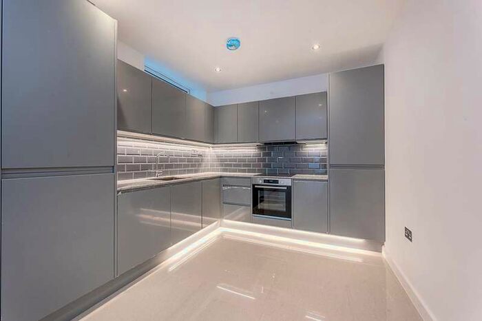 3 Bedroom Flat To Rent In Perryn Road, East Acton, W3