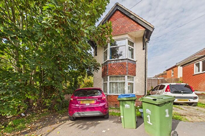 4 Bedroom House Of Multiple Occupation To Rent In Sandhurst Road, Southampton, Hampshire, SO15