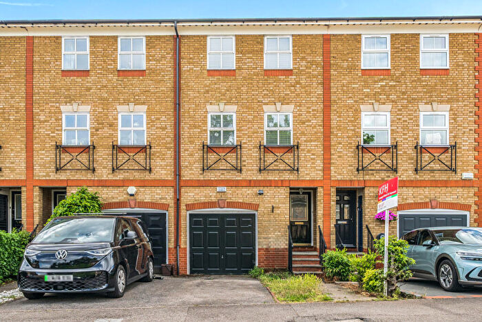 4 Bedroom House For Sale In Macleod Road, Winchmore Hill, London, N21