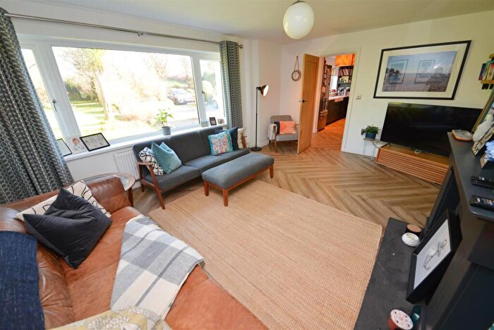3 Bedroom Bungalow For Sale In Pound Hill, Manorbier, SA70