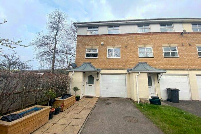 3 Bedroom Property To Rent In Helegan Close, Orpington, BR6